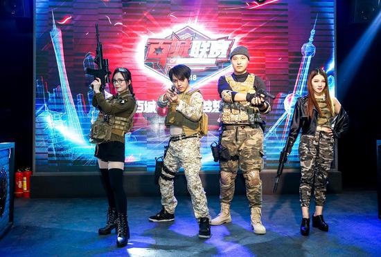 网管怎么还自拍上了？Gumayusi在T1网咖和Keria的合影