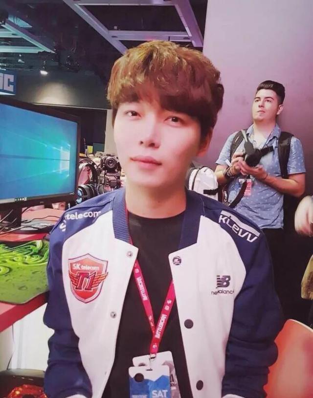 Royal Never Give Up VS Invictus Gaming 1月25日